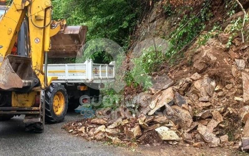 CASTELNUOVO NIGRA - Forte pioggia, frana sulla provinciale - FOTO