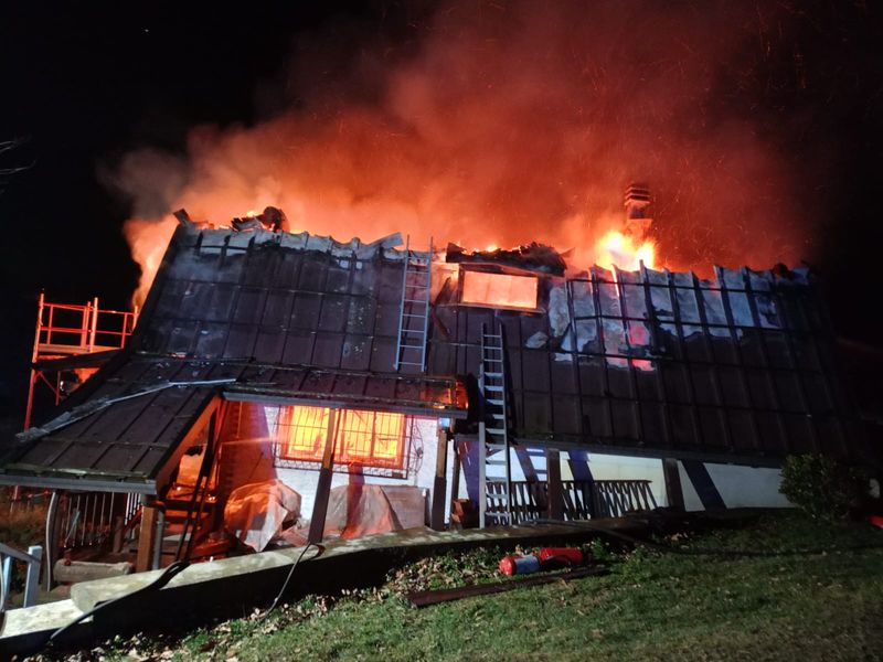 RUEGLIO - Abitazione distrutta la notte di Natale: partita una raccolta fondi per aiutare la famiglia che ha perso la casa - FOTO