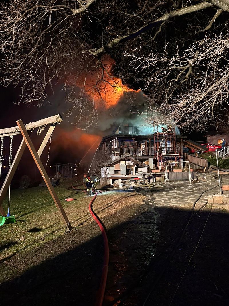 RUEGLIO - Abitazione distrutta la notte di Natale: partita una raccolta fondi per aiutare la famiglia che ha perso la casa - FOTO