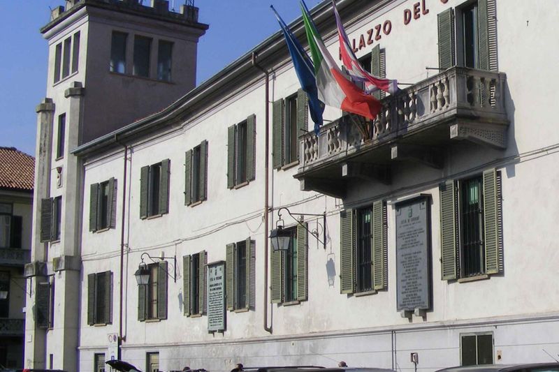 CUORGNE' - Teatro Pinelli occupato, blitz delle teste di cuoio...