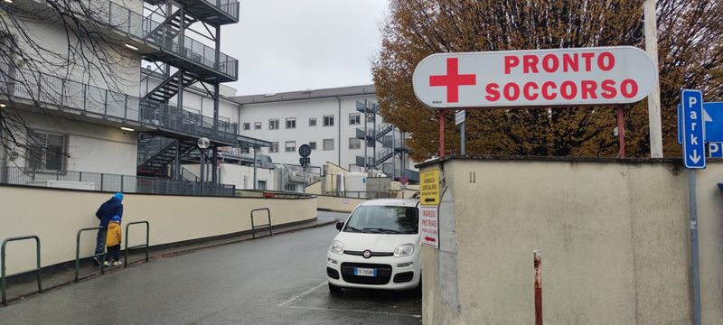 CIRIE' - Si lesiona una vertebra cadendo in casa poi resta tre giorni bloccato su una barella del pronto soccorso