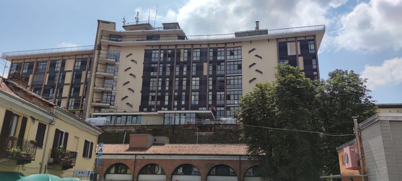IVREA - Si punta un coltello alla gola e minaccia il suicidio per farsi ricoverare in ospedale: salvata dai carabinieri